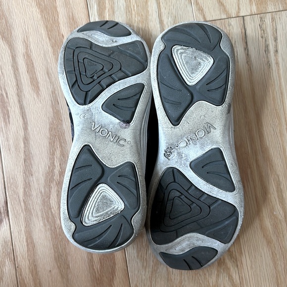 Vionic slip on sneakers size 7 - Picture 3 of 4